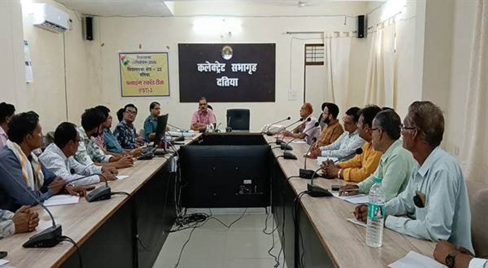 दतिया में निर्वाचन आयोग के दिशा-निर्देशों के अनुरूप प्रशासन सक्रिय दतिया में निर्वाचन आयोग के दिशा-निर्देशों के अनुरूप प्रशासन सक्रिय