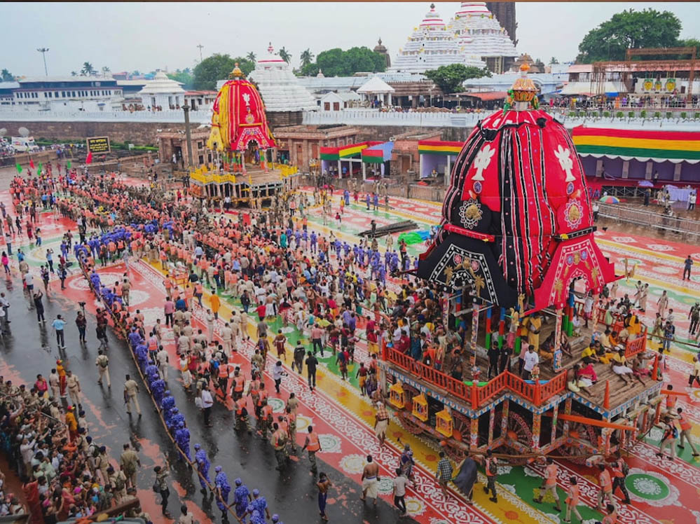 Jagannath Rath Yatra 2026: झमाझम बारिश के बीच जय जगन्नाथ के जयघोष से गूंजा पुरी, लाखों श्रद्धालुओं ने किए दिव्य रथों के दर्शन