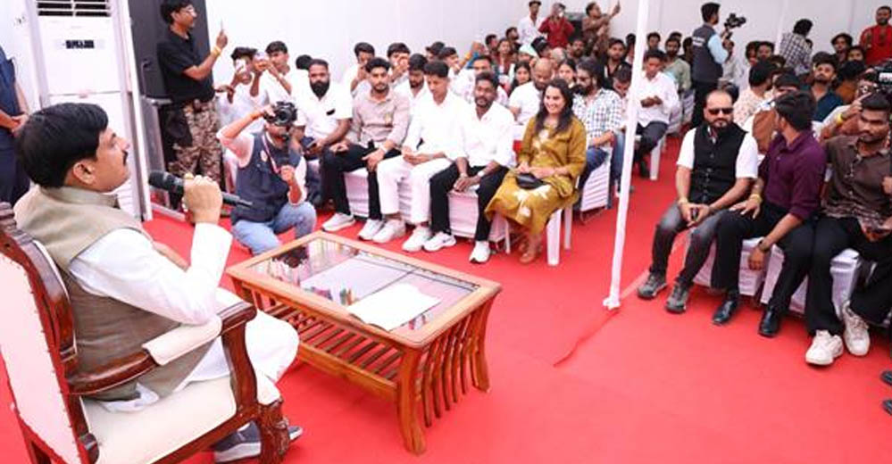 मुख्यमंत्री डॉ. यादव ने इंदौर में सोशल मीडिया इन्फ्लुएंसर्स के साथ किया आत्मीय व प्रेरक संवाद मुख्यमंत्री डॉ. यादव ने इंदौर में सोशल मीडिया इन्फ्लुएंसर्स के साथ किया आत्मीय व प्रेरक संवाद