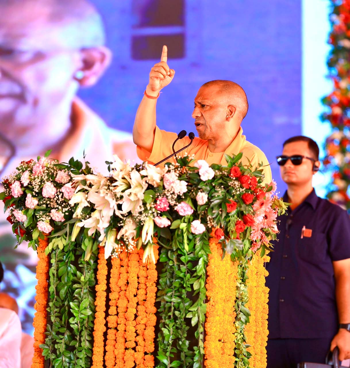 आगरा में सीएम योगी का सख्त रुख, खराब सड़कों पर एफआईआर के निर्देश
