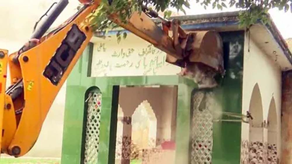 संभल में चला बुलडोजर, सरकारी जमीन पर बने इमामबाड़े और मजार हटाए गए संभल में चला बुलडोजर, सरकारी जमीन पर बने इमामबाड़े और मजार हटाए गए
