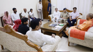 दलित छात्रा ललिता गौतम के परिजनों से मिले मुख्यमंत्री, घटना पर जताया दुःख, कहा दोषी बचेंगे नहीं दलित छात्रा ललिता गौतम के परिजनों से मिले मुख्यमंत्री, घटना पर जताया दुःख, कहा दोषी बचेंगे नहीं