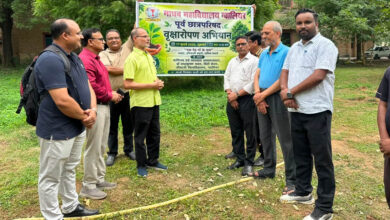 माधव महाविद्यालय की पूर्व छात्रपरिषद ने वाणिज्य अध्ययन शाला में किया वृक्षारोपण