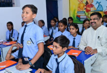 रायपुर : शाला प्रवेशोत्सव: शिक्षा मंत्री गजेन्द्र यादव ने बच्चों संग बैठकर सिखाया पहाड़ा, स्मार्ट क्लास का किया लोकार्पण