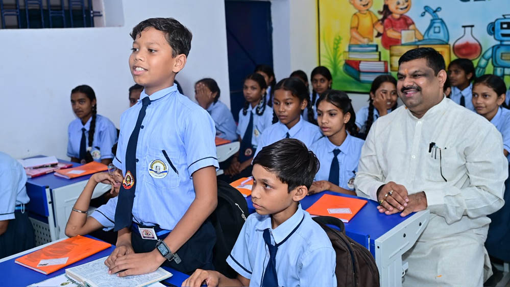 रायपुर : शाला प्रवेशोत्सव: शिक्षा मंत्री गजेन्द्र यादव ने बच्चों संग बैठकर सिखाया पहाड़ा, स्मार्ट क्लास का किया लोकार्पण रायपुर : शाला प्रवेशोत्सव: शिक्षा मंत्री गजेन्द्र यादव ने बच्चों संग बैठकर सिखाया पहाड़ा, स्मार्ट क्लास का किया लोकार्पण