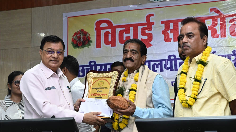 मंत्रालय के तीन अधिकारी-कर्मचारियों को सम्मानपूर्ण विदाई मंत्रालय के तीन अधिकारी-कर्मचारियों को सम्मानपूर्ण विदाई