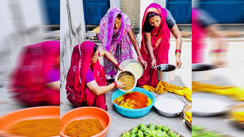 रायपुर : ’अचार के स्वाद में घुली आत्मनिर्भरता, बिहान ने बदली माँ जगदंबा समूह की महिलाओं की जिंदगी’