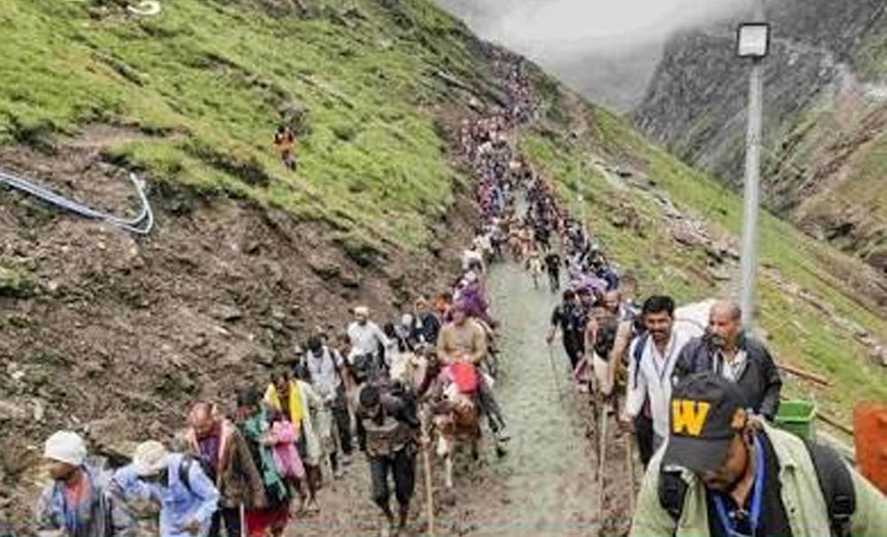 खराब मौसम के चलते माता वैष्णो देवी यात्रा पर रोक, प्रशासन ने श्रद्धालुओं के लिए जारी किया बड़ा अपडेट खराब मौसम के चलते माता वैष्णो देवी यात्रा पर रोक, प्रशासन ने श्रद्धालुओं के लिए जारी किया बड़ा अपडेट