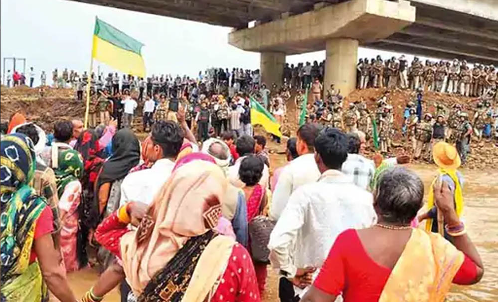 केन-बेतवा परियोजना: 17 दिन बाद खत्म हुआ ‘चिता आंदोलन’, प्रशासन ने प्रभावितों को बलपूर्वक हटाया, अनशन जारी