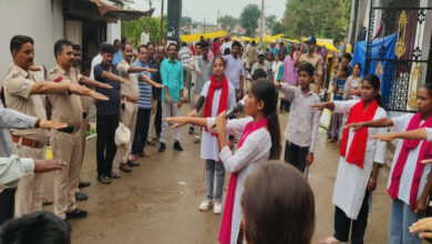 साप्ताहिक बाजार में गूंजा नशा मुक्ति का संदेश, पुलिस ने नुक्कड़ नाटक और रैली से किया जागरूक साप्ताहिक बाजार में गूंजा नशा मुक्ति का संदेश, पुलिस ने नुक्कड़ नाटक और रैली से किया जागरूक