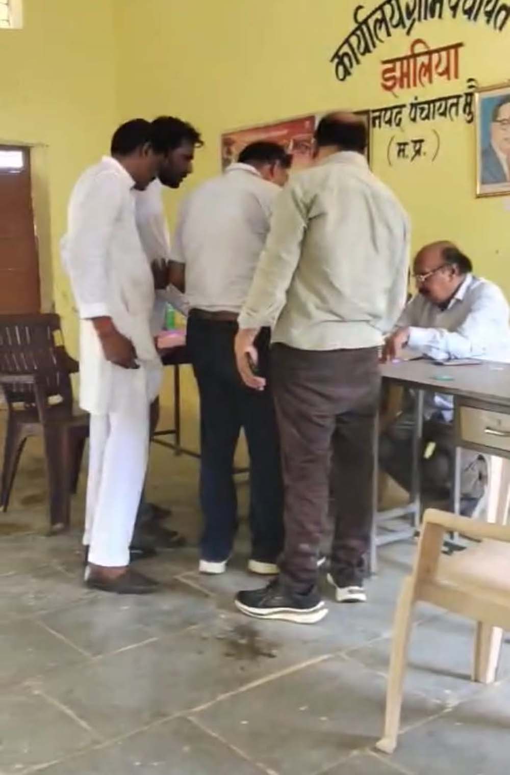 इमिलिया पंचायत जांच में शिकायतकर्ताओं को नहीं बुलाने पर ग्रामीणों ने जताई नाराजगी इमिलिया पंचायत जांच में शिकायतकर्ताओं को नहीं बुलाने पर ग्रामीणों ने जताई नाराजगी