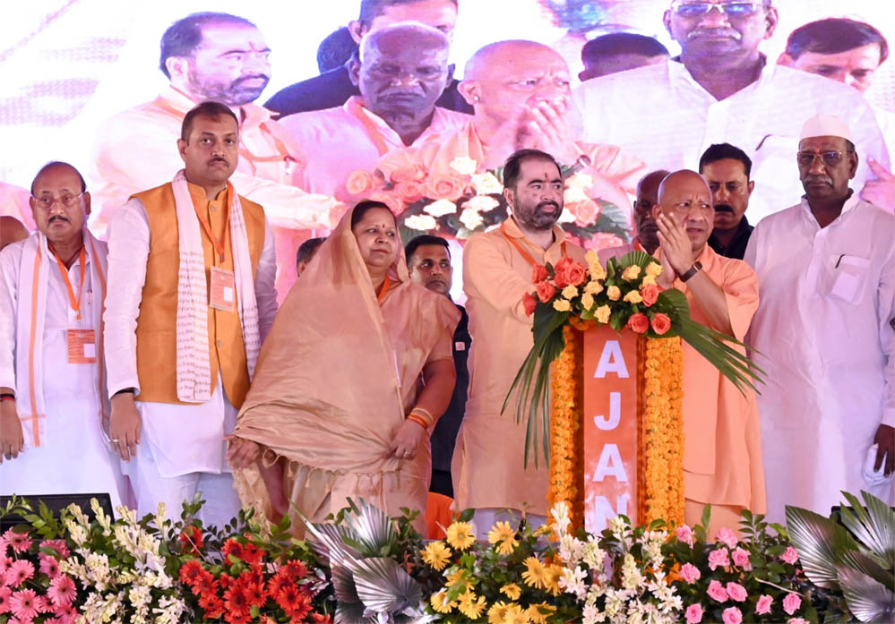 सपा-कांग्रेस से सावधान और सतर्क रहेंगे तो सुरक्षित रहेंगे, इनसे सटेंगे तो खतरा बढ़ेगाः सीएम योगी सपा-कांग्रेस से सावधान और सतर्क रहेंगे तो सुरक्षित रहेंगे, इनसे सटेंगे तो खतरा बढ़ेगाः सीएम योगी
