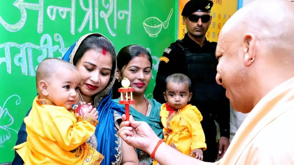 सीएम ने बच्चों का अन्नप्राशन कराया और स्टॉलों का किया अवलोकन सीएम ने बच्चों का अन्नप्राशन कराया और स्टॉलों का किया अवलोकन