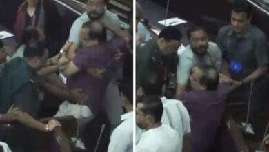 बंगाल विधानसभा में जबरदस्त हंगामा! TMC विधायक कुणाल घोष को मार्शलों ने सदन से बाहर निकाला बंगाल विधानसभा में जबरदस्त हंगामा! TMC विधायक कुणाल घोष को मार्शलों ने सदन से बाहर निकाला