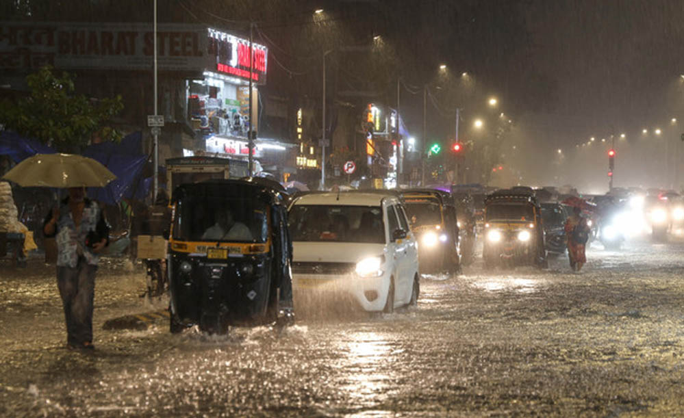 MP में मानसून का डबल अटैक! 3 एक्टिव सिस्टम से अगले 4 दिन झमाझम बारिश, सिवनी में 24 घंटे में 4.9 इंच पानी MP में मानसून का डबल अटैक! 3 एक्टिव सिस्टम से अगले 4 दिन झमाझम बारिश, सिवनी में 24 घंटे में 4.9 इंच पानी