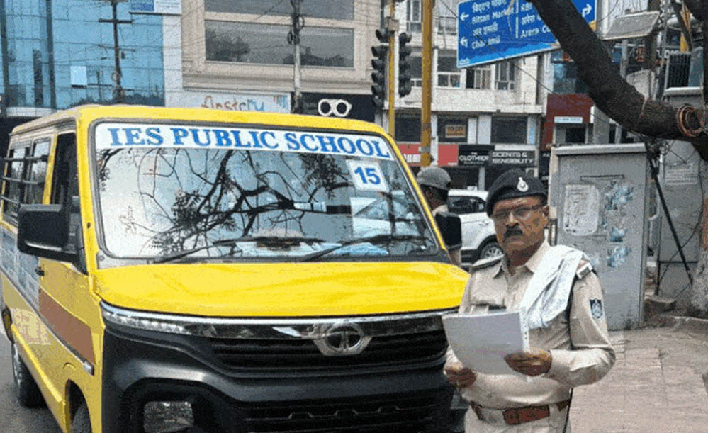 भोपाल में स्कूल बसों पर ट्रैफिक पुलिस की सख्ती, 600 से ज्यादा बसों की जांच में 40 पर कार्रवाई भोपाल में स्कूल बसों पर ट्रैफिक पुलिस की सख्ती, 600 से ज्यादा बसों की जांच में 40 पर कार्रवाई