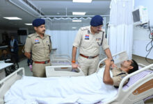 पुलिस कमिश्नर संजीव शुक्ला ने अस्पताल पहुंचकर घायल पुलिस जवानों का जाना हाल