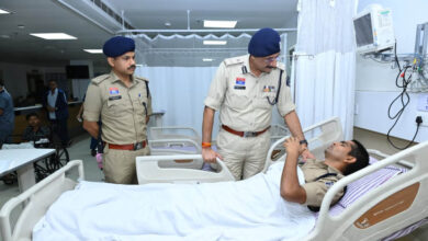 पुलिस कमिश्नर संजीव शुक्ला ने अस्पताल पहुंचकर घायल पुलिस जवानों का जाना हाल पुलिस कमिश्नर संजीव शुक्ला ने अस्पताल पहुंचकर घायल पुलिस जवानों का जाना हाल