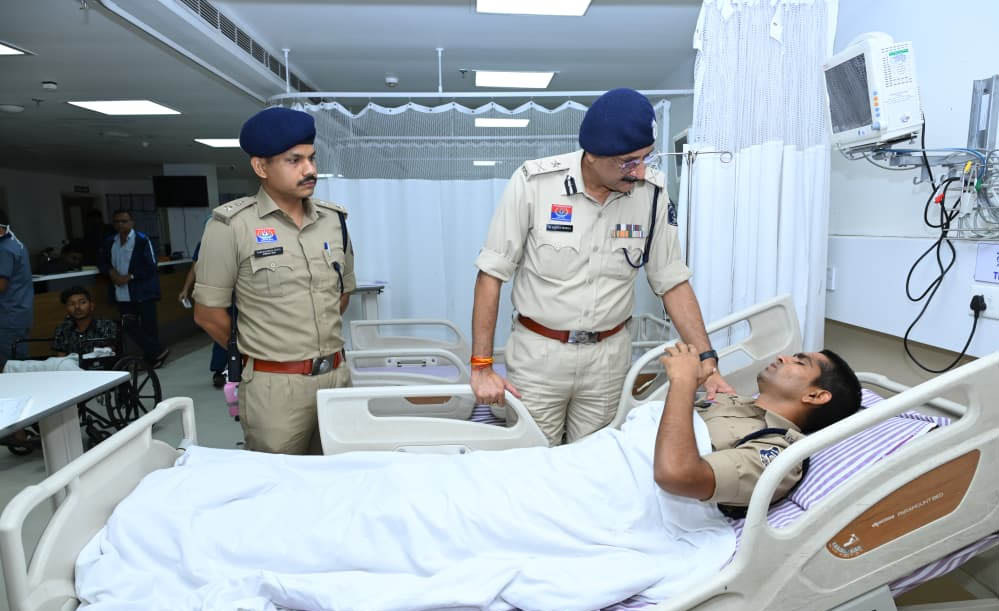 पुलिस कमिश्नर संजीव शुक्ला ने अस्पताल पहुंचकर घायल पुलिस जवानों का जाना हाल