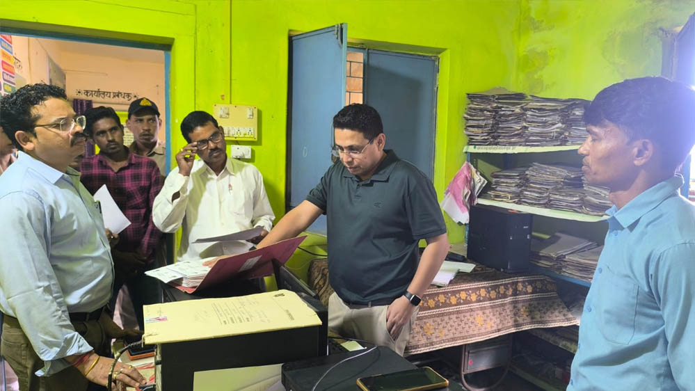 कलेक्टर ने धनगवां सहकारी समिति का किया निरीक्षण कलेक्टर ने धनगवां सहकारी समिति का किया निरीक्षण