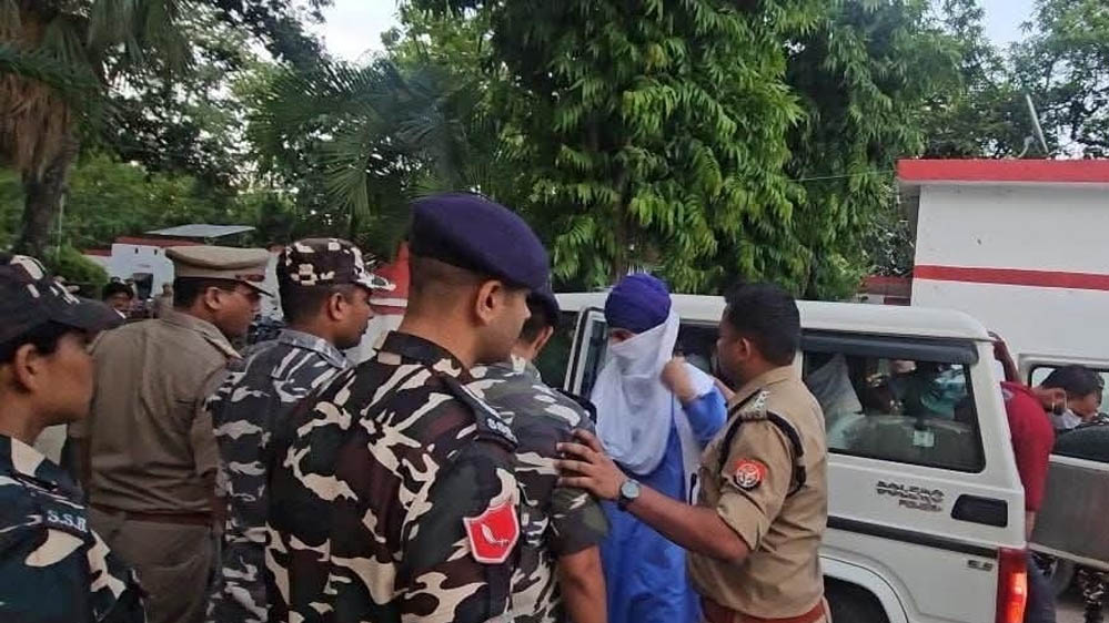 इंडो-नेपाल बॉर्डर पर बड़ा एक्शन: बहराइच से ‘वारिस पंजाब दे’ का वांटेड बिक्रमजीत और अमेरिकी नागरिक गिरफ्तार इंडो-नेपाल बॉर्डर पर बड़ा एक्शन: बहराइच से ‘वारिस पंजाब दे’ का वांटेड बिक्रमजीत और अमेरिकी नागरिक गिरफ्तार