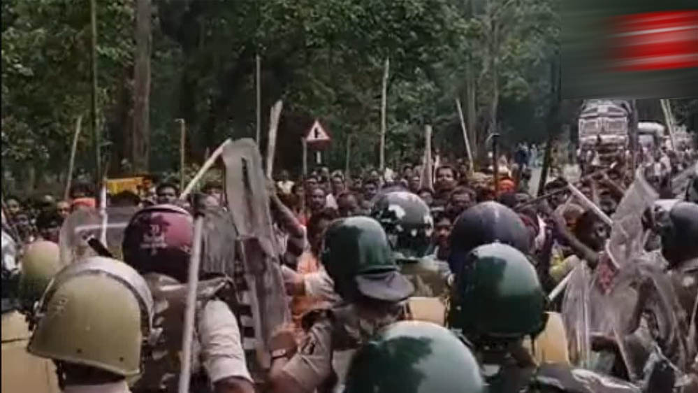 छत्तीसगढ़ के सूरजपुर में भूमि अधिग्रहण पर बवाल! हिंसक झड़प में DSP समेत 24 से ज्यादा पुलिसकर्मी घायल छत्तीसगढ़ के सूरजपुर में भूमि अधिग्रहण पर बवाल! हिंसक झड़प में DSP समेत 24 से ज्यादा पुलिसकर्मी घायल