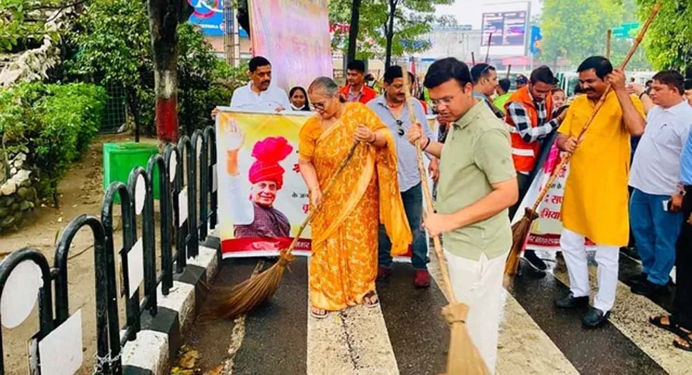 राजनाथ सिंह के जन्मदिन पर लखनऊ में चला 110 वार्डों का मेगा सफाई अभियान राजनाथ सिंह के जन्मदिन पर लखनऊ में चला 110 वार्डों का मेगा सफाई अभियान