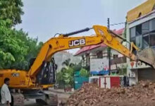 15 मौतों के बाद बड़ा एक्शन! 15 दिन का नोटिस खत्म, लखनऊ अग्निकांड वाली बिल्डिंग पर चला बुलडोजर