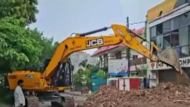 15 मौतों के बाद बड़ा एक्शन! 15 दिन का नोटिस खत्म, लखनऊ अग्निकांड वाली बिल्डिंग पर चला बुलडोजर
