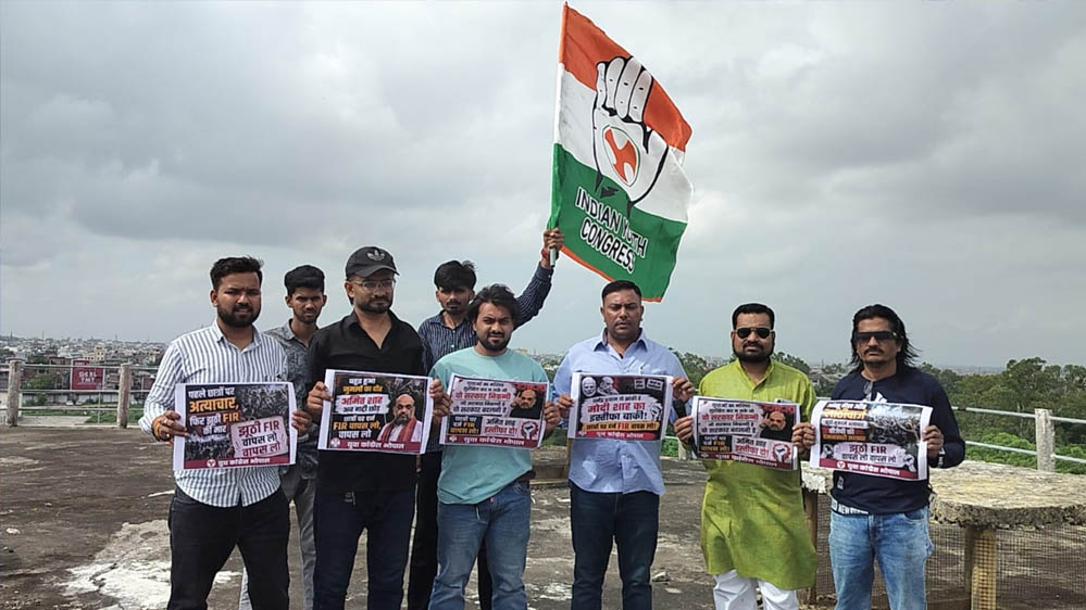 भोपाल में पानी की टंकी पर चढ़े युवा कांग्रेस कार्यकर्ता, मांगा अमित शाह का इस्तीफा