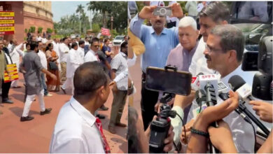 संसद में धर्मेंद्र प्रधान का भव्य स्वागत, इस्तीफे के बाद पहली बार पहुंचे तो NDA सांसदों ने पाग पहनाकर किया अभिनंदन