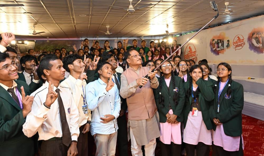 मुख्यमंत्री विष्णु देव साय ने एकलव्य के विद्यार्थियों का बढ़ाया उत्साह