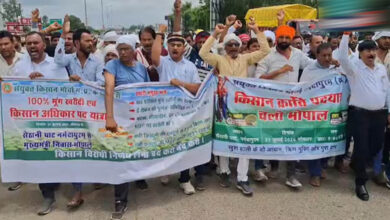 भोपाल में किसानों का बड़ा आंदोलन: सड़क पर डेरा, CM हाउस कूच की तैयारी; मूंग की 100% MSP खरीद की मांग भोपाल में किसानों का बड़ा आंदोलन: सड़क पर डेरा, CM हाउस कूच की तैयारी; मूंग की 100% MSP खरीद की मांग