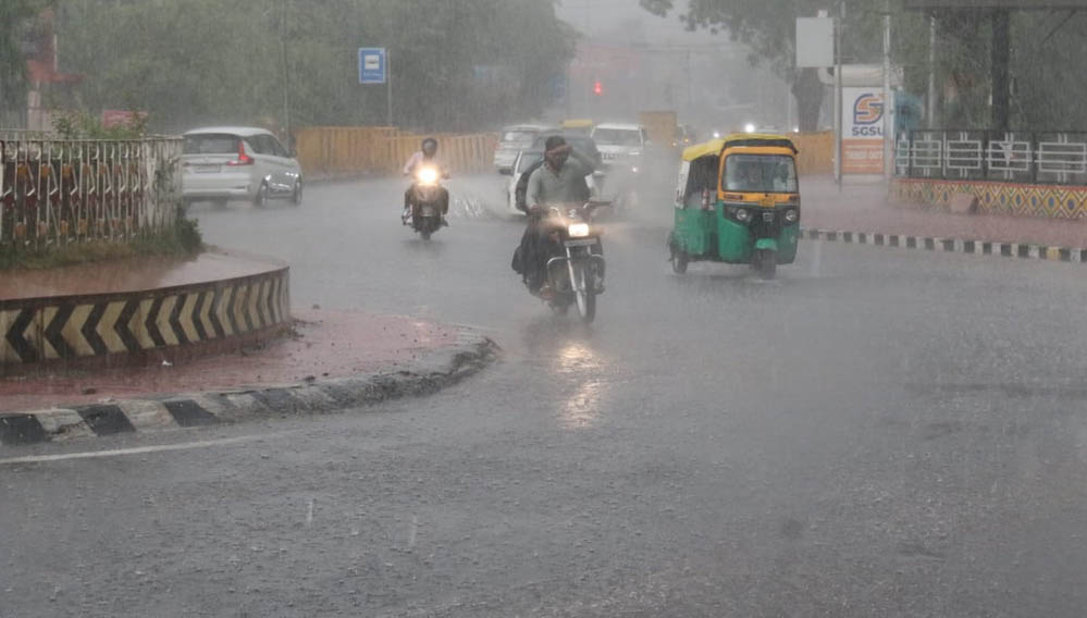 बालाघाट में 24 घंटे में 3 इंच बारिश, नदी-नाले उफान पर; MP के 15 जिलों में भारी से अति भारी बारिश का अलर्ट बालाघाट में 24 घंटे में 3 इंच बारिश, नदी-नाले उफान पर; MP के 15 जिलों में भारी से अति भारी बारिश का अलर्ट