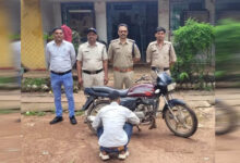 चोरी की बाइक को छुपाने के लिए बदल डाला रंग, चोरी की बाइक सहित पकड़ा गया शातिर चोर, बिलहरी पुलिस को मिली सफलता