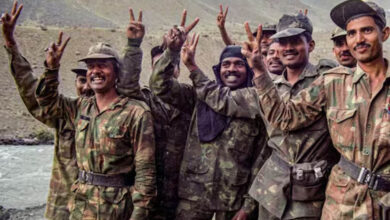 कारगिल युद्ध का अनसुना किस्सा: सफेद झंडा, पाकिस्तानी अफसर संग सिगरेट और फिर प्वाइंट 5465 पर फतह कारगिल युद्ध का अनसुना किस्सा: सफेद झंडा, पाकिस्तानी अफसर संग सिगरेट और फिर प्वाइंट 5465 पर फतह