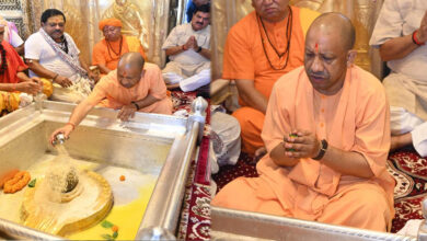 मुख्यमंत्री योगी ने श्रावण मास के प्रथम दिन बाबा विश्वनाथ और काल भैरव मंदिर जाकर किया दर्शन-पूजन