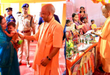 मुख्यमंत्री ने बुलाया तो दौड़कर मंच पर पहुंचीं महिलाएं, भेंट किया हाथ से बनाया गया चित्र
