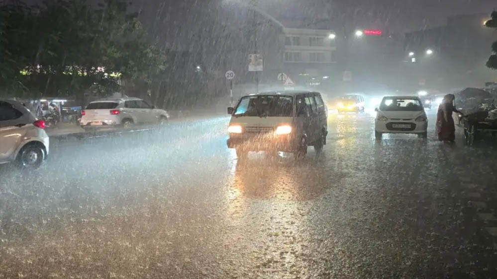 MP Weather: 3 स्ट्रॉन्ग सिस्टम एक्टिव, भोपाल में झमाझम बारिश; बैतूल में 3 इंच से ज्यादा पानी, दीवार गिरने से मजदूर की मौत MP Weather: 3 स्ट्रॉन्ग सिस्टम एक्टिव, भोपाल में झमाझम बारिश; बैतूल में 3 इंच से ज्यादा पानी, दीवार गिरने से मजदूर की मौत