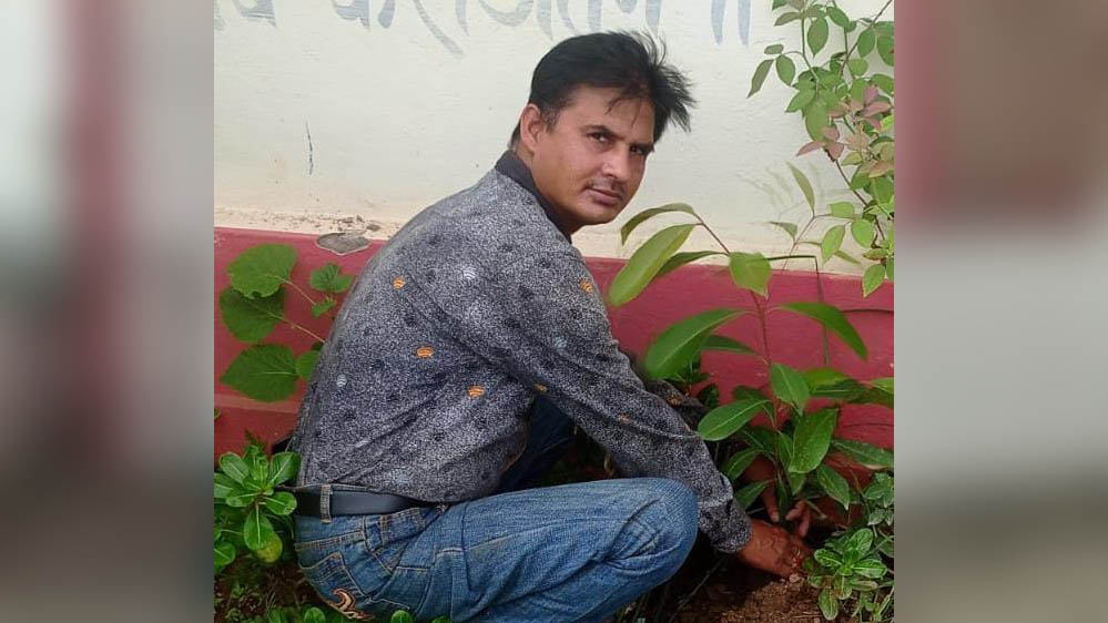 रीवा संभागीय कार्यवाहक अध्यक्ष आशीष मिश्रा ने लगाई जामुन के पौधे रीवा संभागीय कार्यवाहक अध्यक्ष आशीष मिश्रा ने लगाई जामुन के पौधे