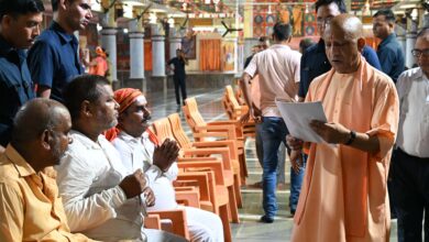 गोरखपुर जनता दर्शन में सीएम योगी ने सुनी 250 लोगों की समस्याएं गोरखपुर जनता दर्शन में सीएम योगी ने सुनी 250 लोगों की समस्याएं