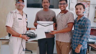 आरपीएफ ने ₹70 हजार मूल्य का लैपटॉप व महत्वपूर्ण दस्तावेजों से भरा बैग यात्री को सकुशल लौटाया