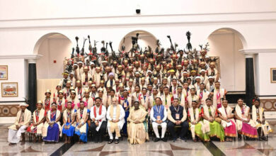 राष्ट्रपति द्रौपदी मुर्मु से छत्तीसगढ़ के बस्तर पंडुम-2026 के विजेताओं, परगना मांझी और पद्म पुरस्कार विजेताओं के प्रतिनिधिमंडल ने मुलाकात की