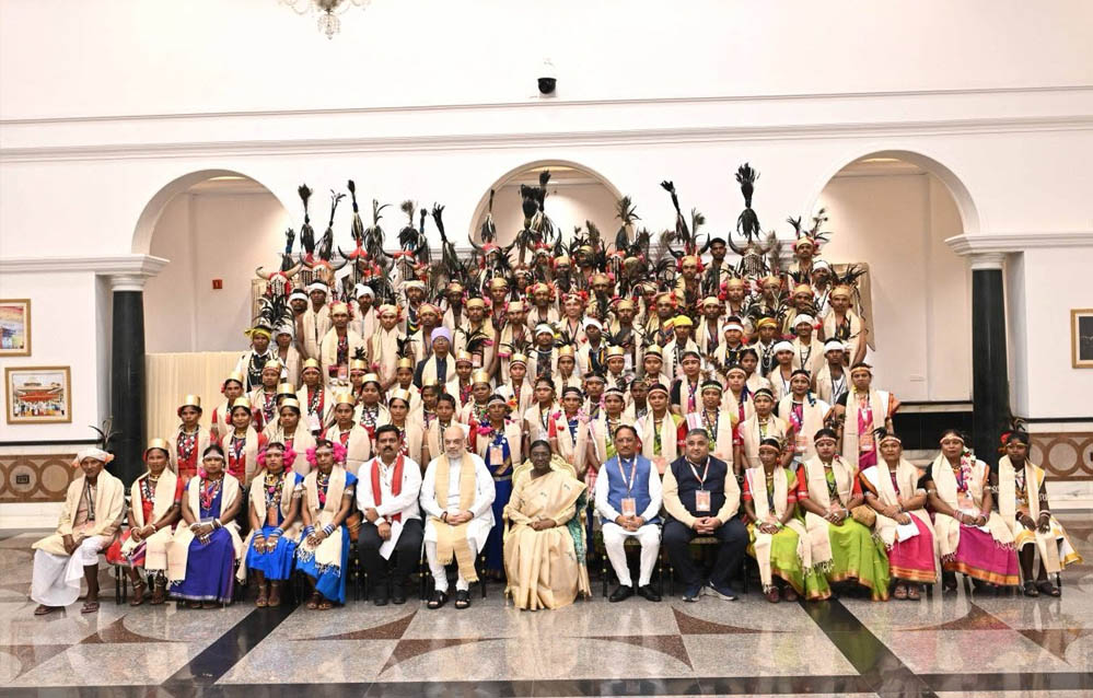 राष्ट्रपति द्रौपदी मुर्मु से छत्तीसगढ़ के बस्तर पंडुम-2026 के विजेताओं, परगना मांझी और पद्म पुरस्कार विजेताओं के प्रतिनिधिमंडल ने मुलाकात की राष्ट्रपति द्रौपदी मुर्मु से छत्तीसगढ़ के बस्तर पंडुम-2026 के विजेताओं, परगना मांझी और पद्म पुरस्कार विजेताओं के प्रतिनिधिमंडल ने मुलाकात की