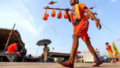 हर-हर महादेव का उद्घोष, कंधों पर आस्था लिए बढ़ चले शिवभक्त हर-हर महादेव का उद्घोष, कंधों पर आस्था लिए बढ़ चले शिवभक्त