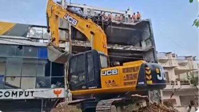 लखनऊ अलीगंज अग्निकांड वाली इमारत पर एलडीए का बुलडोजर चला