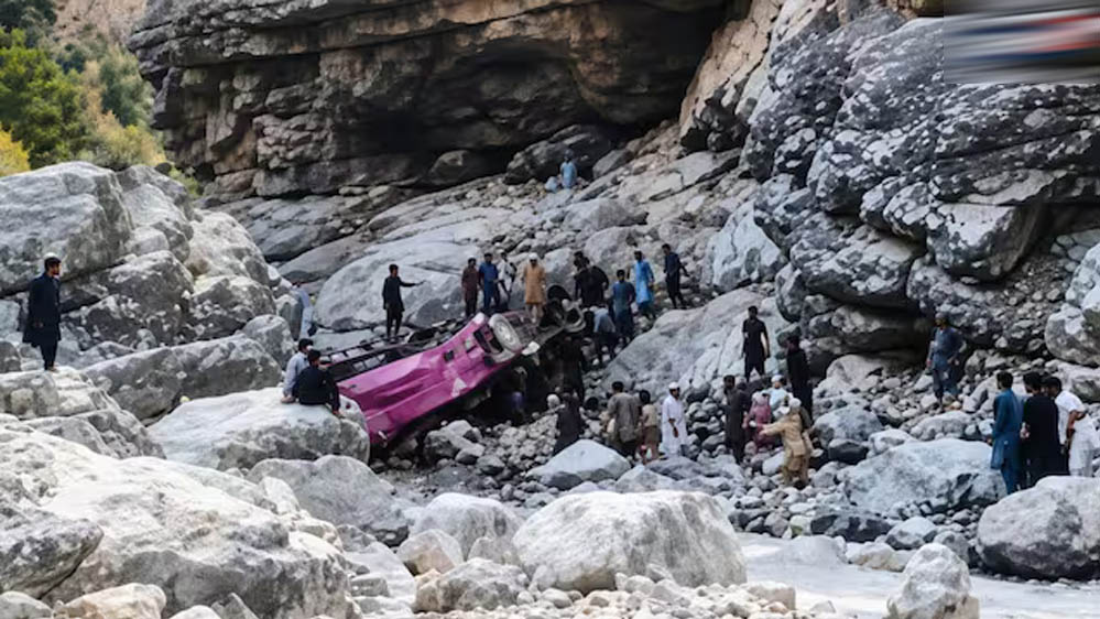 पाकिस्तान में बड़ा सड़क हादसा, खाई में गिरी ओवरलोडेड बस; 40 लोगों की मौत