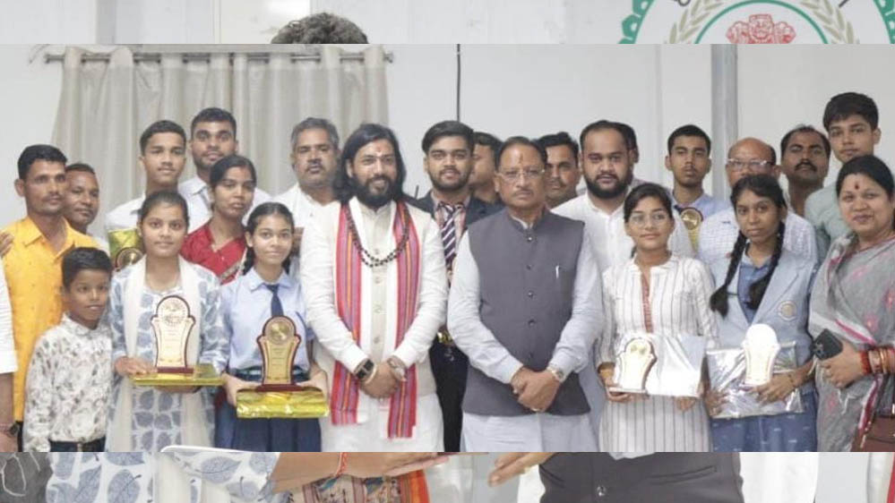 रायपुर : मुख्यमंत्री विष्णुदेव साय ने मेधावी विद्यार्थियों का किया सम्मान रायपुर : मुख्यमंत्री विष्णुदेव साय ने मेधावी विद्यार्थियों का किया सम्मान