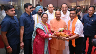 UP Mango Festival: आधा किलो का आम देख CM योगी हुए खुश, प्रदर्शनी में आकर्षण का बना केंद्र UP Mango Festival: आधा किलो का आम देख CM योगी हुए खुश, प्रदर्शनी में आकर्षण का बना केंद्र