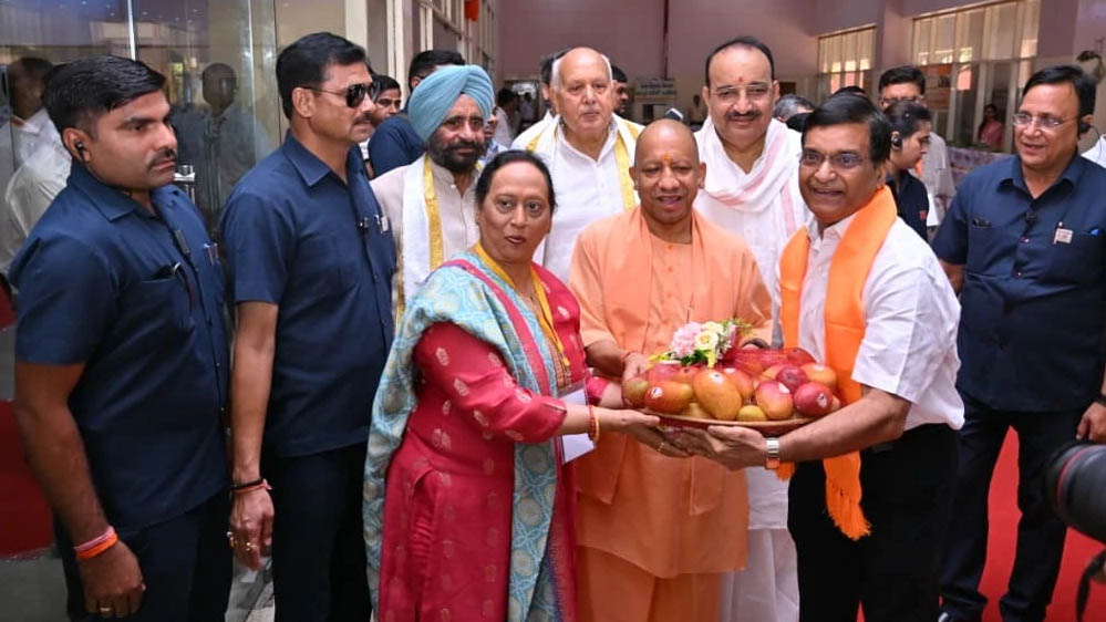 UP Mango Festival: आधा किलो का आम देख CM योगी हुए खुश, प्रदर्शनी में आकर्षण का बना केंद्र UP Mango Festival: आधा किलो का आम देख CM योगी हुए खुश, प्रदर्शनी में आकर्षण का बना केंद्र